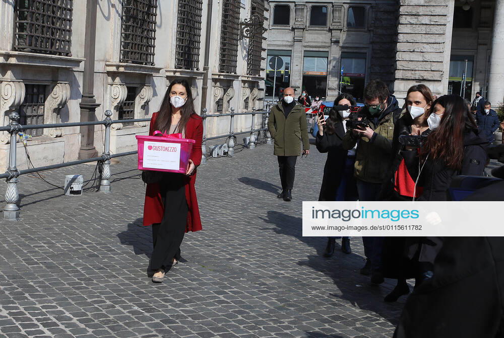 Coronavirus in Italien, Giusto Mezzo Bewegung protestiert gegen Corona-Maßnahmen in Rom Rome, The Giusto Mezzo movement symbolically delivers, to the Prime Minister Mario Draghi, a box with the professional tools of the activities that are denied the right to devote themselves to work. Pictured: