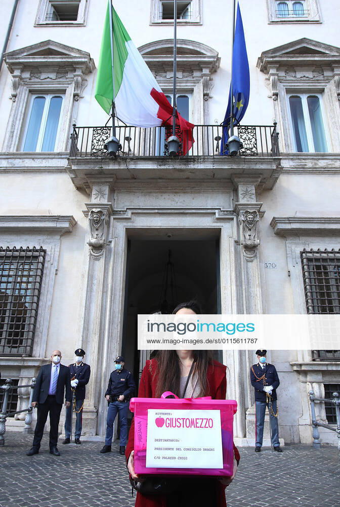 Coronavirus in Italien, Giusto Mezzo Bewegung protestiert gegen Corona-Maßnahmen in Rom Rome, The Giusto Mezzo movement symbolically delivers, to the Prime Minister Mario Draghi, a box with the professional tools of the activities that are denied the right to devote themselves to work. Pictured: