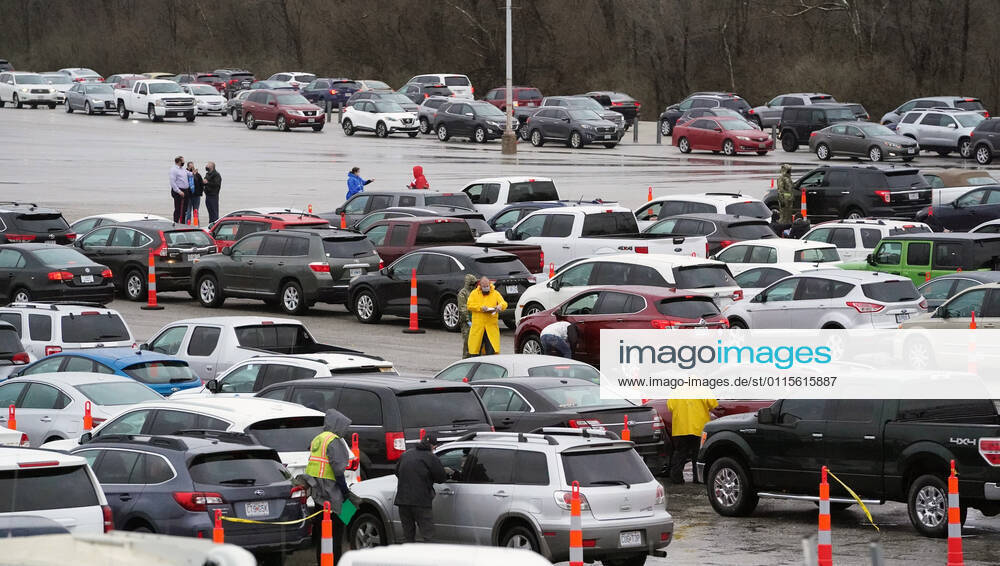 Hundreds wait in their cars to get in line for Covid-19 vaccination shots at the Family Arena during a mass vaccination drive-in event in St. Charles, Missouri on Thursday, March 18, 2021. The event attracted 4,000 people, some waiting over four hours in their cars for their first shot to protect them from the coronavirus. SLP2021031809 BILLxGREENBLATT