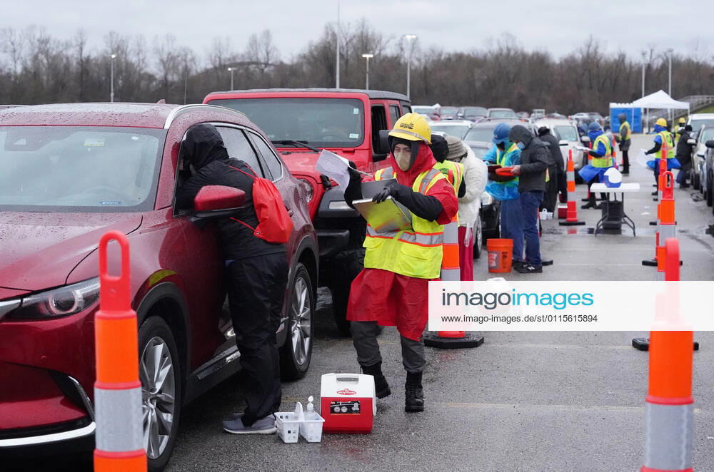 Vaccinators spread out to waiting vehicles to administer the Covid-19 vaccination shots at the Family Arena during a mass vaccination drive-in event in St. Charles, Missouri on Thursday, March 18, 2021. The event attracted 4,000 people, some waiting over four hours in their cars for their first shot to protect them from the coronavirus. SLP2021031812 BILLxGREENBLATT