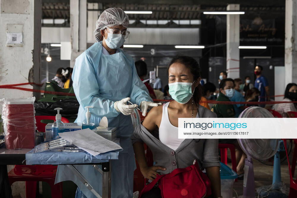 A health worker administers a dose of CoronaVac, a Covid-19 coronavirus vaccine developed by ChinaÃ¢â‚¬â ¢s Sinovac Biotech ltd, in Bangkok, Thailand, on Friday March 19, 2021. Health workers have been vaccinating 600 residents per day, after a cluster of Covid-19 coronavirus cases were discovered at the Bang Khae market in Bangkok on Wednesday, March 17. Thailand - ZUMAm249 20210319_zip_m249_005