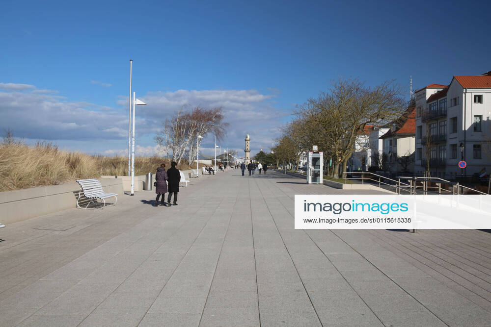 View on Thursday 18 03 2021 in Warnemünde on the local beach promenade At present are, conditioned by the Corona - Pandemie, in the Baltic Sea bath only few excursionists between the Teepott and the hotel Neptun on the way Whether that will change to Easter is so far completely unclear A decision could fall on Monday