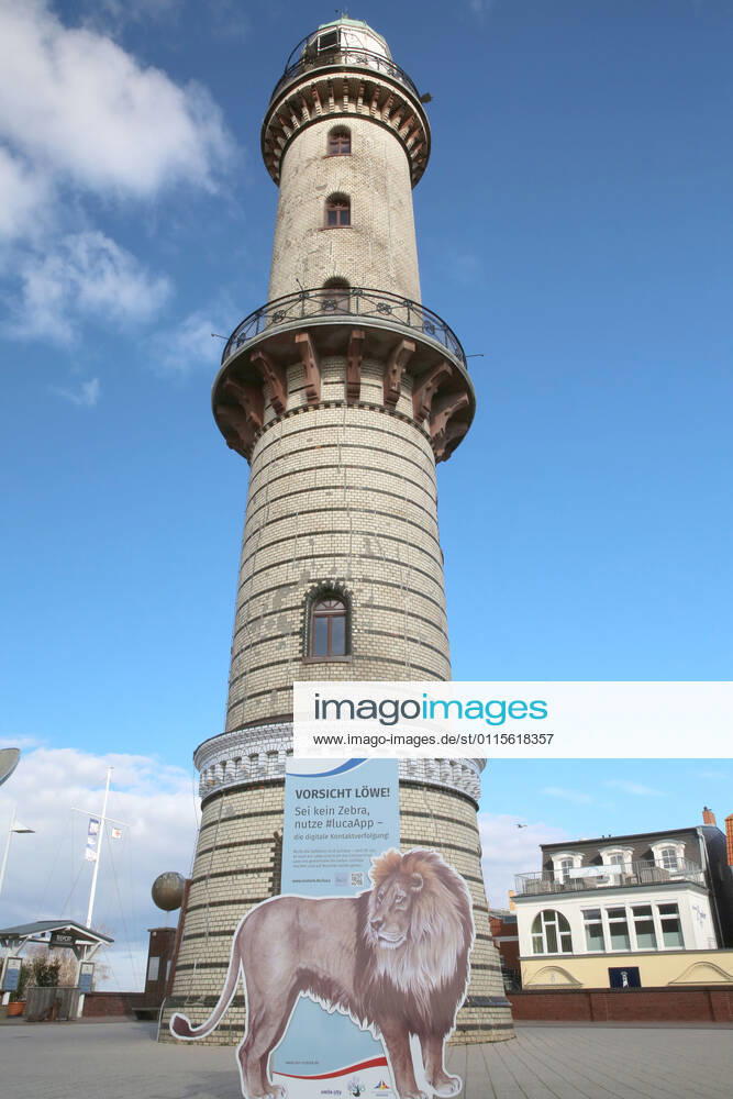 Blick am Donnerstag (18.03.2021) in Warnemünde auf den alten Leuchtturm mit dem Schriftzug Vorsicht Löwe im Mittelpunkt. Gegenwärtig sind in dem Ostseebad nur wenige Ausflügler zwischen dem Teepott und dem Hotel Neptun unterwegs. Dazu wirbt ein Aufsteller mit der Aufschrift Vorsicht Löwe für die Nutzung der Luca – App. Mit ihrer Hilfe kann das Gesundheitsamt die örtlichen Kontakte nachverfolgen. Dazu ist sie ein wichtiges Hilfsmittel zur Öffnung des Tourismus im Nordosten. Denn dieser steckt seit der Ausbreitung des Coronavirus nach wie vor in einer tiefen Krise. Dahingehend ist u.a. bisher völlig unklar, ob die Tourismusbetriebe wieder zu Ostern öffnen können. Eine Entscheidung dazu könnte jedoch am Montag (22.03.2021) beim Bund-Länder-Gip