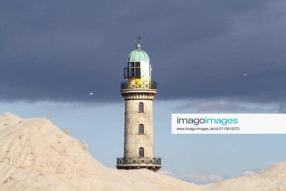 View on Thursday 18 03 2021 in Warnemünde on the old lighthouse Currently, due to the Corona pandemic, in the Baltic resort only a few excursionists between the Teepott and the Hotel Neptun on the road Whether this will change at Easter is so far completely unclear A decision could fall on Monday 22 03 2021 at the F
