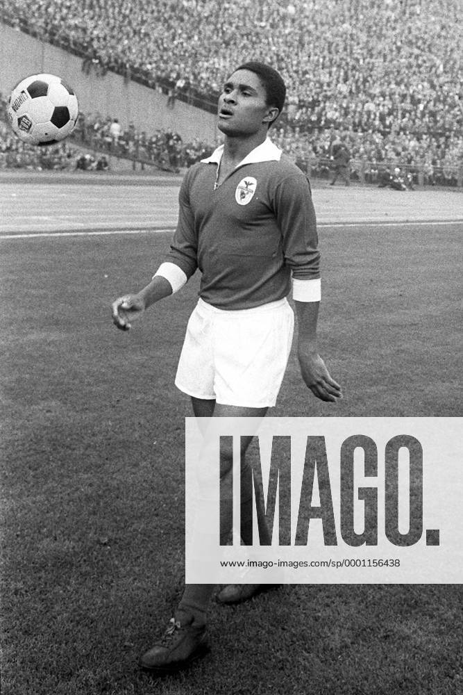 Eusebio Ferreira da Silva (Benfica Lissabon) am Ball Fußball Herren Saison 1962 1963, 1. Portugiesische Liga, Benfica Lissabon, Vneg, Vsw Einzelbild Lissabon
