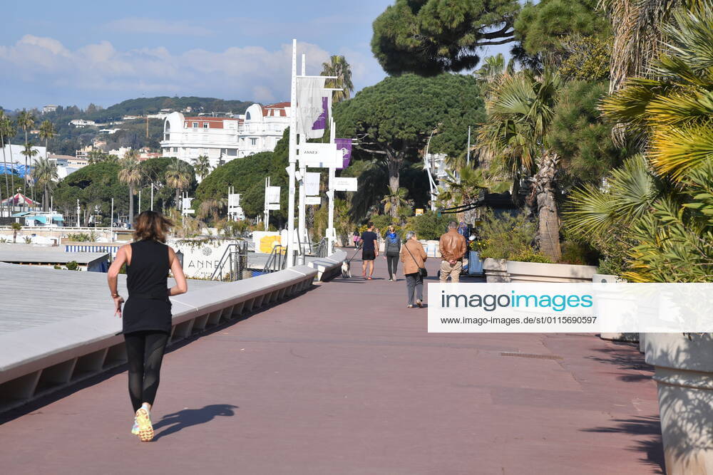 Coronavirus in Frankreich, Eindrücke aus Cannes Coronavirus en France: 3e week-end de confinement a Cannes. Cannes, 3eme Confinement (2021) : Des mesures de confinement inedites s appliquent a partir de ce week-end dans seize departements de France, notamment en region parisienne, dans le nord du pays, mais aussi en Normandie. Ce confinement acte III est plus souple que les precedentes editions : il est desormais possible de se promener sans limite de duree dans un rayon de dix kilometres, muni de son attestation de deplacement. 266186 2021-03-20 _sans_perso