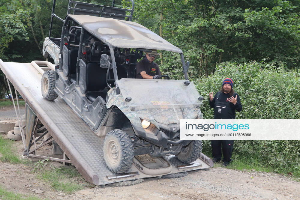 Junkyard brother Peter Ludolf inaugurates the new Quad Safari, With the team Peter Ludolf Peter Ludolf, Dirk Latin wife at Serengeti Park Hodenhagen, 13 07 2016,