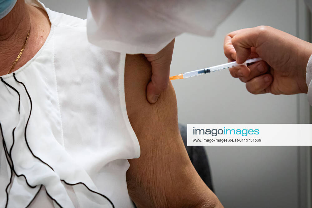 Maria Augusta, 80 years old, gets her second dose of the Moderna vaccine..In the Vaccination Center of Matosinhos 1000 elderly people were summoned to receive the second dose of the Moderna covid-19 vaccine. Matosinhos Portugal - ZUMAs197 20210320_zaa_s197_340