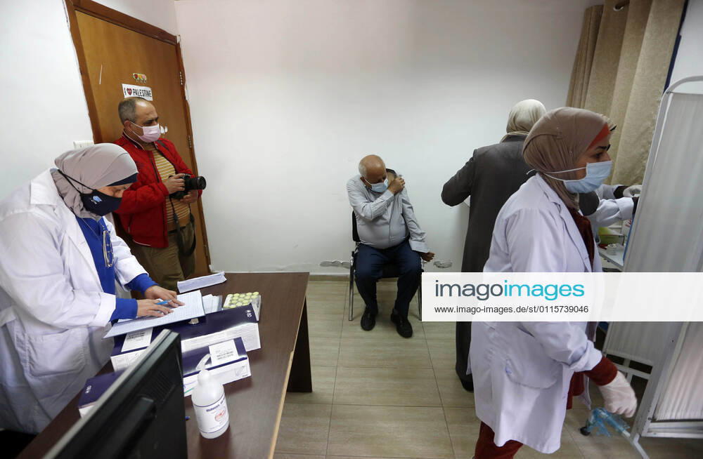 Nablus, West Bank, Palestinian Territory: Palestinians receive the dose of the coronavirus disease (COVID-19) vaccine during a campaign to vaccinate front-line for those aged over 75, cancer patients and medical personnel, at the health ministry in the West Bank city of Nablus, on March 21, 2021 Nablus Palestinian Territory - ZUMAap3_ 20210321_zaf_ap3_031