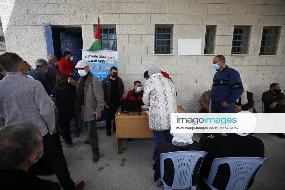Nablus, West Bank, Palestinian Territory: Palestinians receive the dose of the coronavirus disease (COVID-19) vaccine during a campaign to vaccinate front-line for those aged over 75, cancer patients and medical personnel, at the health ministry in the West Bank city of Nablus, on March 21, 2021 Nablus Palestinian Territory - ZUMAap3_ 20210321_zaf_ap3_041