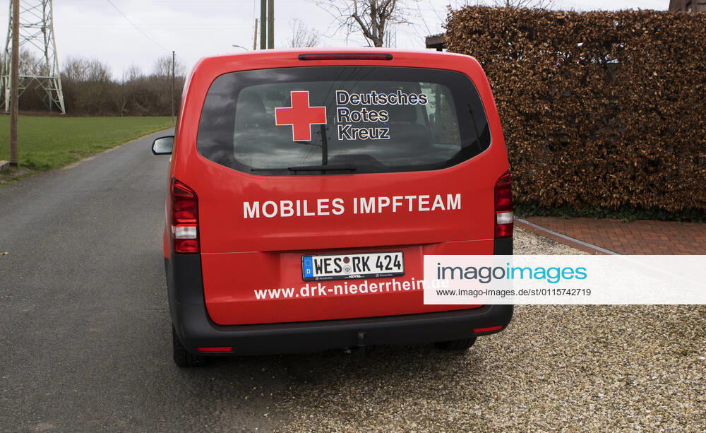 DRK Einsatzfahrzeug Mobiles Impfen Einsatzfahrzeug des DRK Wesel mit der Aufschrift Mobiles Impfteam. Das Fahrzeug wird genutzt zum Transport der Impfdosen zu den Impfzentren oder ambulanten Impforten. Das Fahrzeug steht vor einem Privathaus. Moers Deutschland Nordrhein-Westfalen NRW