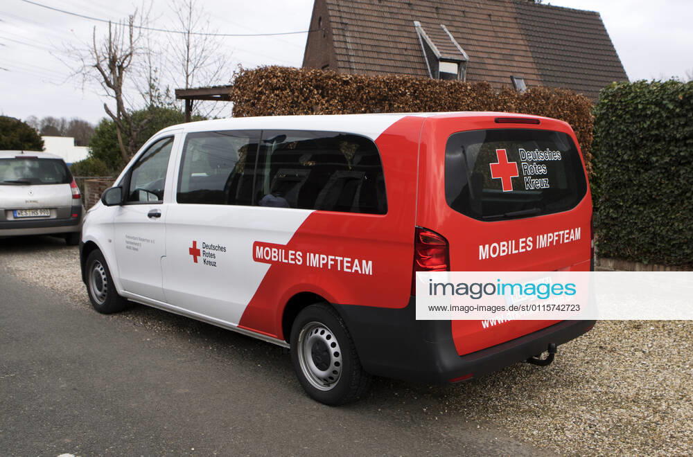 DRK Einsatzfahrzeug Mobiles Impfen Einsatzfahrzeug des DRK Wesel mit der Aufschrift Mobiles Impfteam. Das Fahrzeug wird genutzt zum Transport der Impfdosen zu den Impfzentren oder ambulanten Impforten. Das Fahrzeug steht vor einem Privathaus. Moers Deutschland Nordrhein-Westfalen NRW