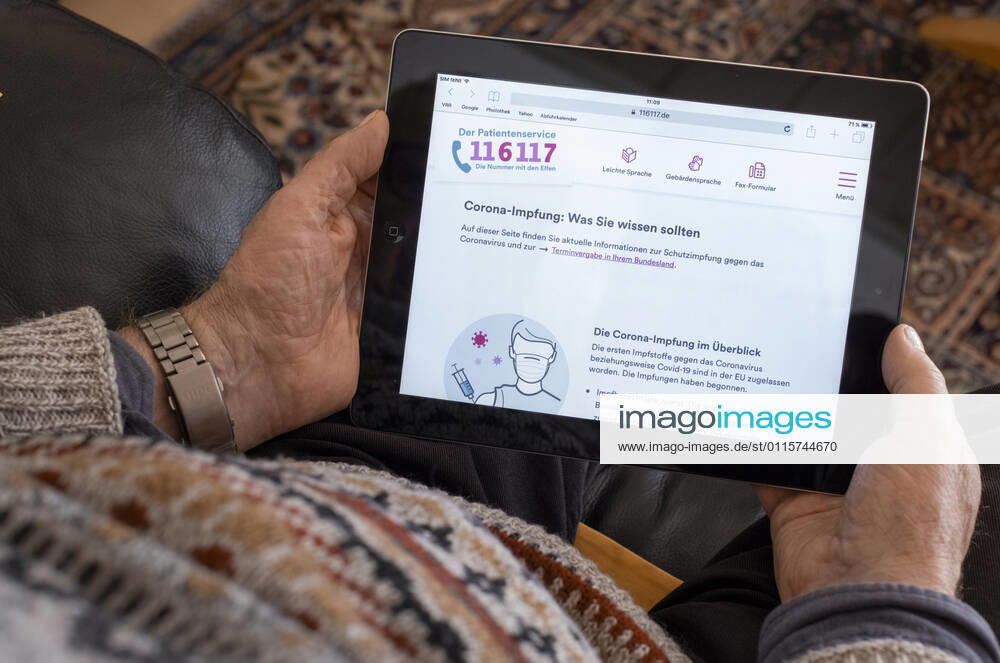 An elderly man holds an iPad with the patient service website www 116117 de Remscheid, 19 03 2021 Berlin Germany open.