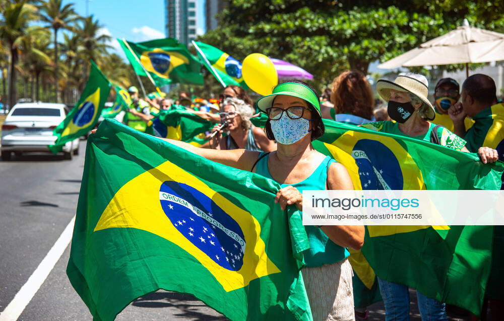 Brazilian President Anniversary RIO DE JANEIRO, BRAZIL, MAR 21: Supporters of Brazilian President Jair Bolsonaro make a demonstration in front of the condominium of his residence in Barra da Tijuca in Rio, to celebrate the 66th anniversary on March 21, 2021. ( Photo by Chico Ferreira Penta Press ) Rio de Janeiro Brazil 6398_235532