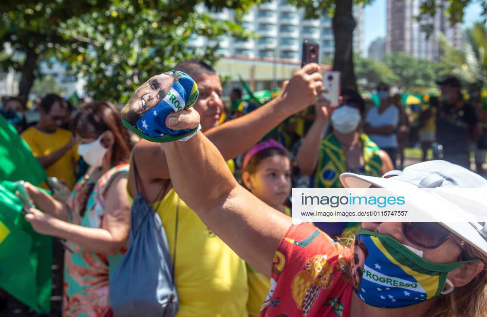 Brazilian President Anniversary RIO DE JANEIRO, BRAZIL, MAR 21: Supporters of Brazilian President Jair Bolsonaro make a demonstration in front of the condominium of his residence in Barra da Tijuca in Rio, to celebrate the 66th anniversary on March 21, 2021. ( Photo by Chico Ferreira Penta Press ) Rio de Janeiro Brazil 6398_235534