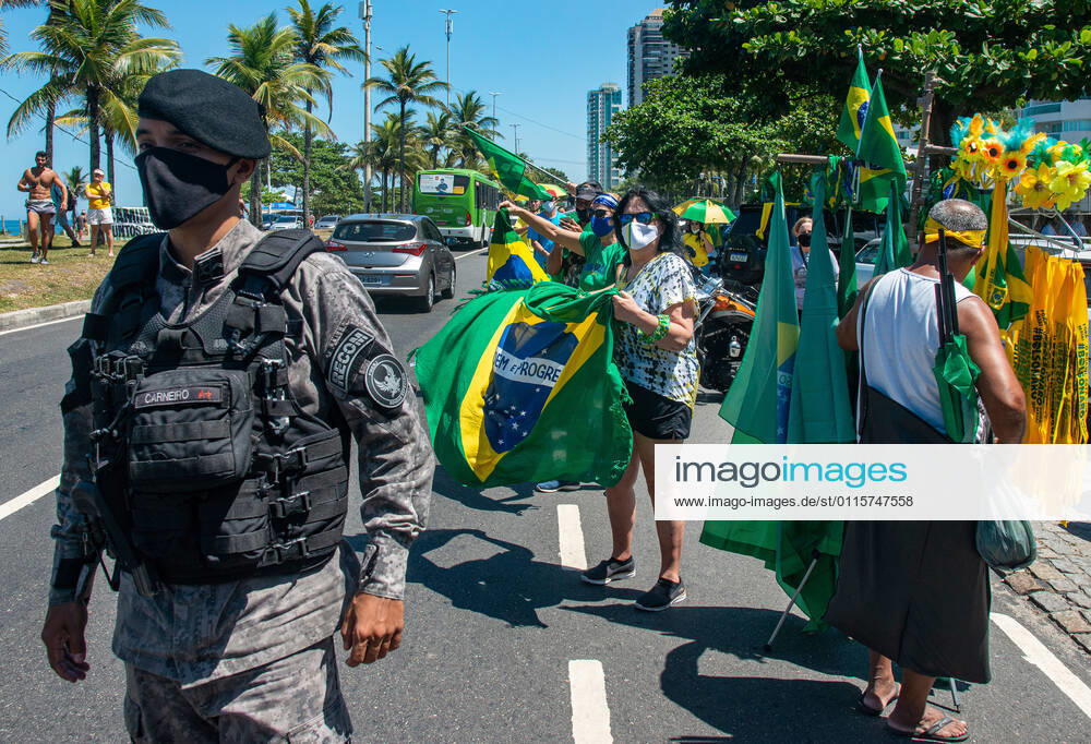 Brazilian President Anniversary RIO DE JANEIRO, BRAZIL, MAR 21: Supporters of Brazilian President Jair Bolsonaro make a demonstration in front of the condominium of his residence in Barra da Tijuca in Rio, to celebrate the 66th anniversary on March 21, 2021. ( Photo by Chico Ferreira Penta Press ) Rio de Janeiro Brazil 6398_235536