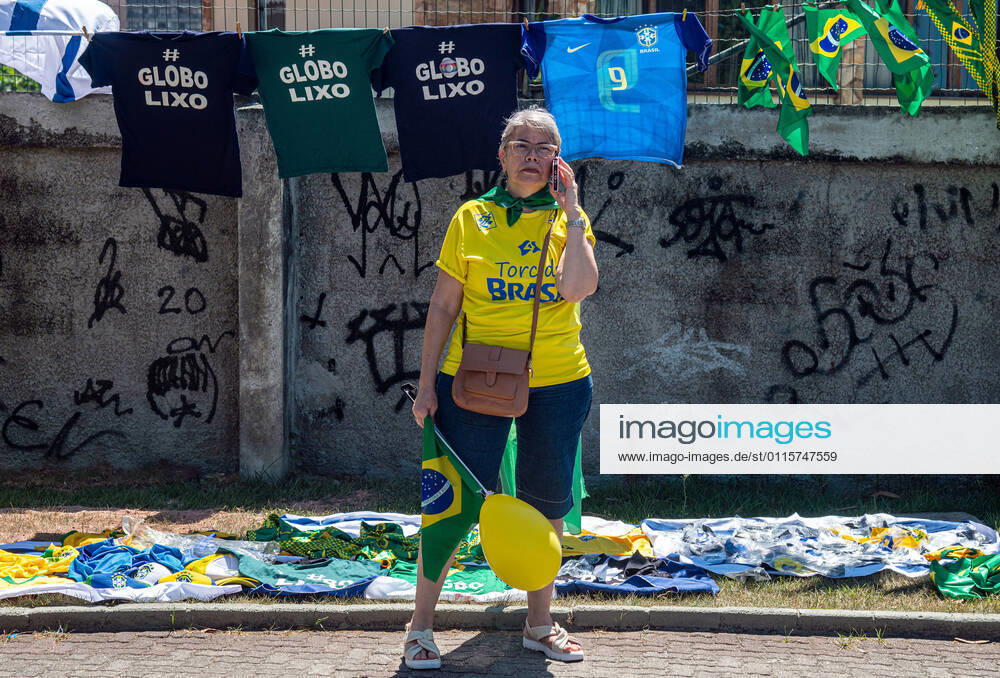 Brazilian President Anniversary RIO DE JANEIRO, BRAZIL, MAR 21: Supporters of Brazilian President Jair Bolsonaro make a demonstration in front of the condominium of his residence in Barra da Tijuca in Rio, to celebrate the 66th anniversary on March 21, 2021. ( Photo by Chico Ferreira Penta Press ) Rio de Janeiro Brazil 6398_235537