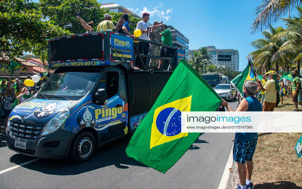 Brazilian President Anniversary RIO DE JANEIRO, BRAZIL, MAR 21: Supporters of Brazilian President Jair Bolsonaro make a demonstration in front of the condominium of his residence in Barra da Tijuca in Rio, to celebrate the 66th anniversary on March 21, 2021. ( Photo by Chico Ferreira Penta Press ) Rio de Janeiro Brazil 6398_235538