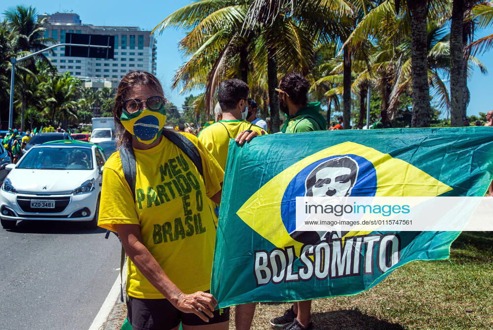 Brazilian President Anniversary RIO DE JANEIRO, BRAZIL, MAR 21: Supporters of Brazilian President Jair Bolsonaro make a demonstration in front of the condominium of his residence in Barra da Tijuca in Rio, to celebrate the 66th anniversary on March 21, 2021. ( Photo by Chico Ferreira Penta Press ) Rio de Janeiro Brazil 6398_235539