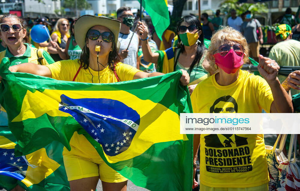 Brazilian President Anniversary RIO DE JANEIRO, BRAZIL, MAR 21: Supporters of Brazilian President Jair Bolsonaro make a demonstration in front of the condominium of his residence in Barra da Tijuca in Rio, to celebrate the 66th anniversary on March 21, 2021. ( Photo by Chico Ferreira Penta Press ) Rio de Janeiro Brazil 6398_235517
