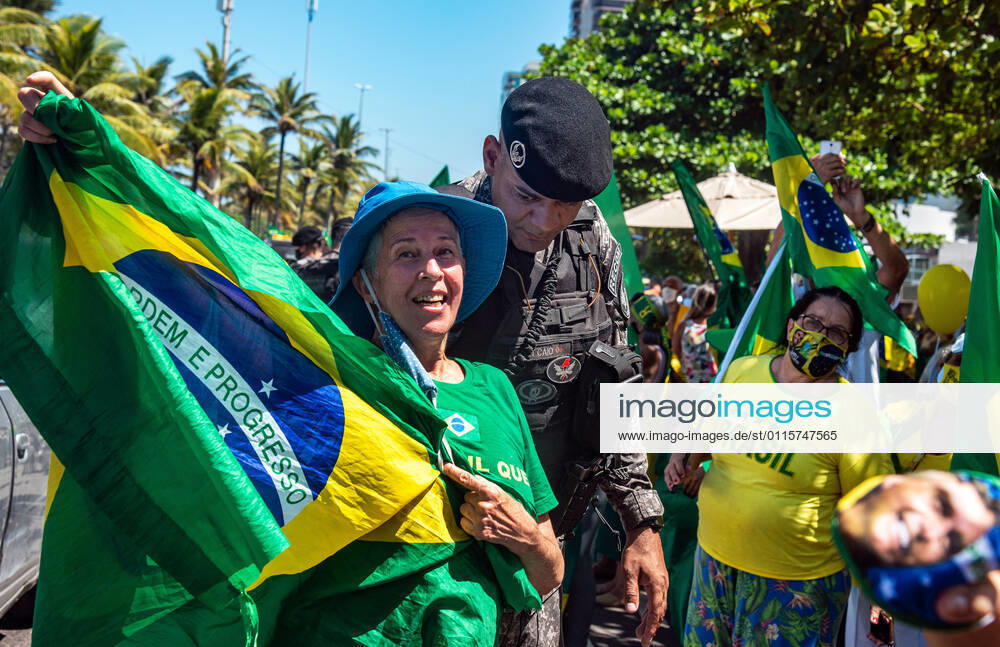 Brazilian President Anniversary RIO DE JANEIRO, BRAZIL, MAR 21: Supporters of Brazilian President Jair Bolsonaro make a demonstration in front of the condominium of his residence in Barra da Tijuca in Rio, to celebrate the 66th anniversary on March 21, 2021. ( Photo by Chico Ferreira Penta Press ) Rio de Janeiro Brazil 6398_235518