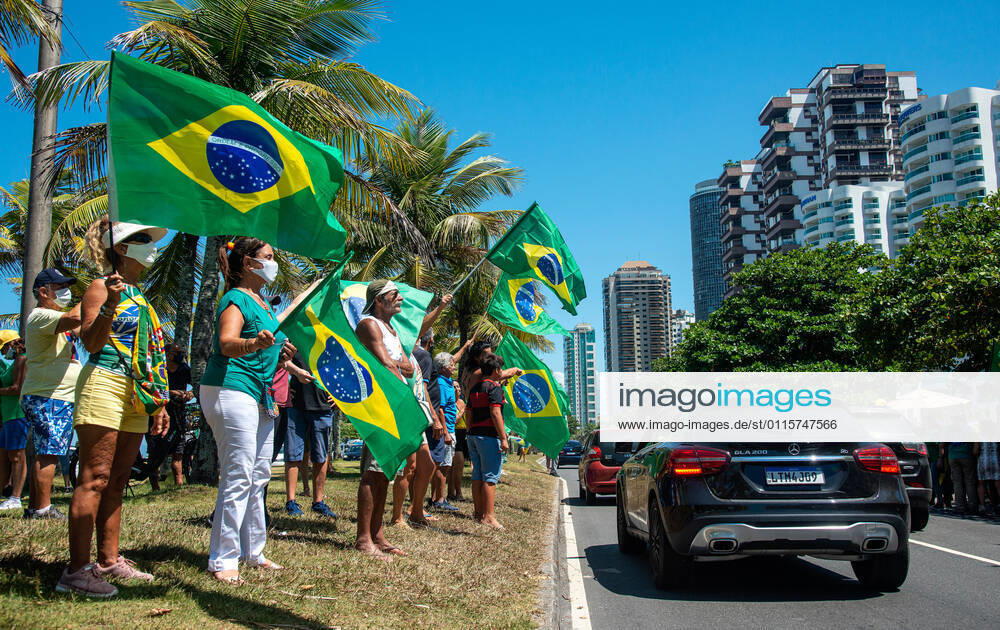 Brazilian President Anniversary RIO DE JANEIRO, BRAZIL, MAR 21: Supporters of Brazilian President Jair Bolsonaro make a demonstration in front of the condominium of his residence in Barra da Tijuca in Rio, to celebrate the 66th anniversary on March 21, 2021. ( Photo by Chico Ferreira Penta Press ) Rio de Janeiro Brazil 6398_235519