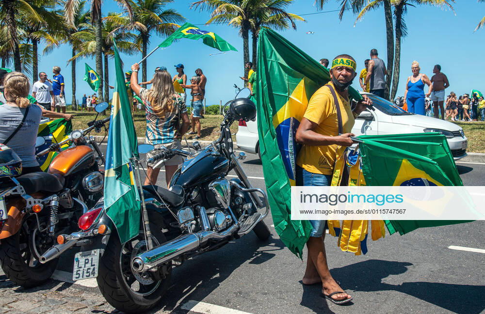 Brazilian President Anniversary RIO DE JANEIRO, BRAZIL, MAR 21: Supporters of Brazilian President Jair Bolsonaro make a demonstration in front of the condominium of his residence in Barra da Tijuca in Rio, to celebrate the 66th anniversary on March 21, 2021. ( Photo by Chico Ferreira Penta Press ) Rio de Janeiro Brazil 6398_235520