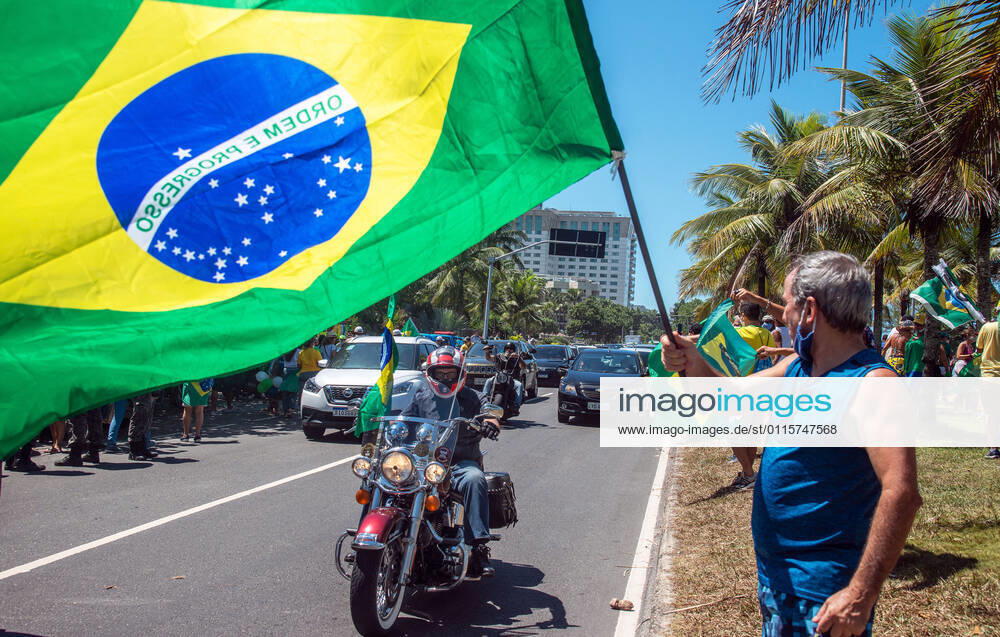 Brazilian President Anniversary RIO DE JANEIRO, BRAZIL, MAR 21: Supporters of Brazilian President Jair Bolsonaro make a demonstration in front of the condominium of his residence in Barra da Tijuca in Rio, to celebrate the 66th anniversary on March 21, 2021. ( Photo by Chico Ferreira Penta Press ) Rio de Janeiro Brazil 6398_235521