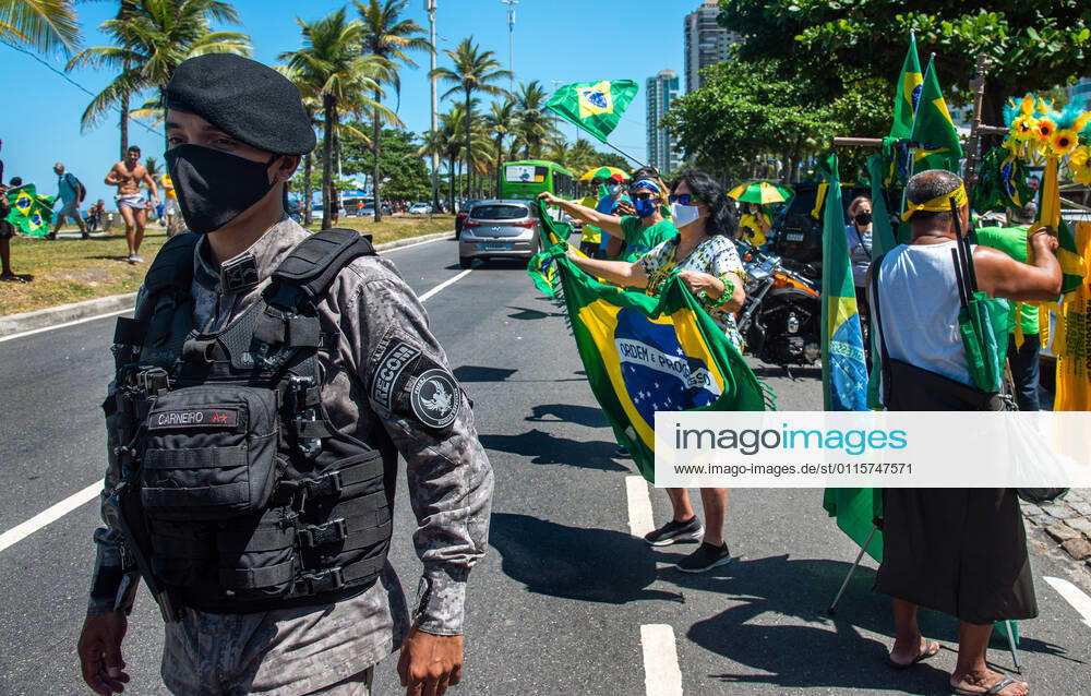 Brazilian President Anniversary RIO DE JANEIRO, BRAZIL, MAR 21: Supporters of Brazilian President Jair Bolsonaro make a demonstration in front of the condominium of his residence in Barra da Tijuca in Rio, to celebrate the 66th anniversary on March 21, 2021. ( Photo by Chico Ferreira Penta Press ) Rio de Janeiro Brazil 6398_235524