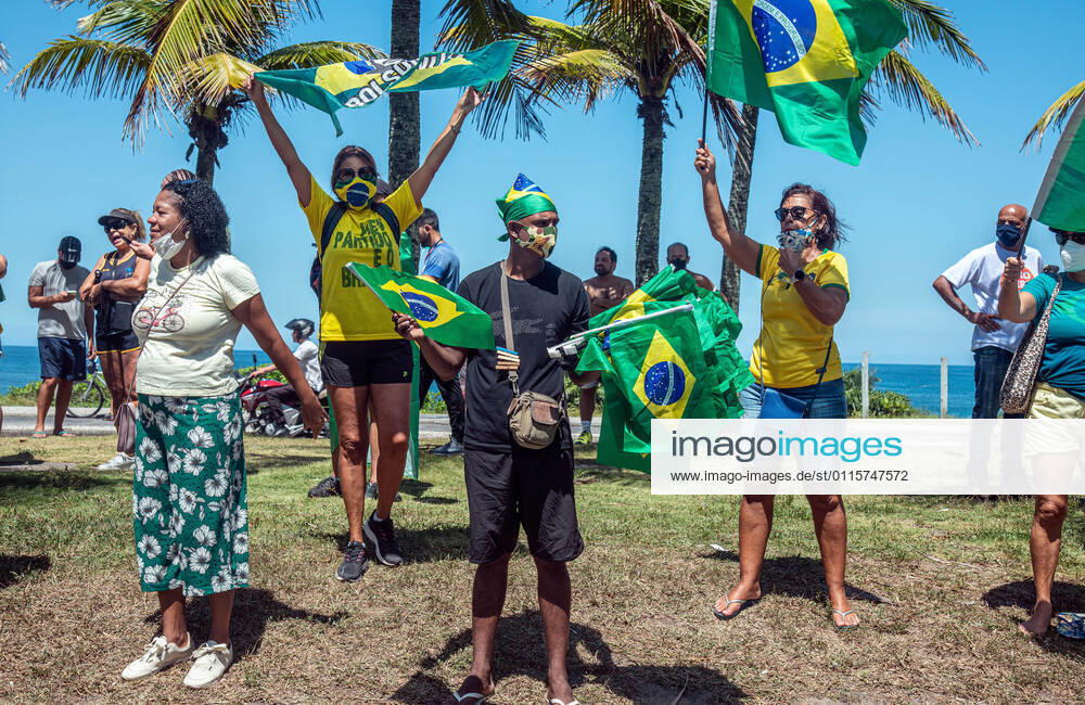 Brazilian President Anniversary RIO DE JANEIRO, BRAZIL, MAR 21: Supporters of Brazilian President Jair Bolsonaro make a demonstration in front of the condominium of his residence in Barra da Tijuca in Rio, to celebrate the 66th anniversary on March 21, 2021. ( Photo by Chico Ferreira Penta Press ) Rio de Janeiro Brazil 6398_235525