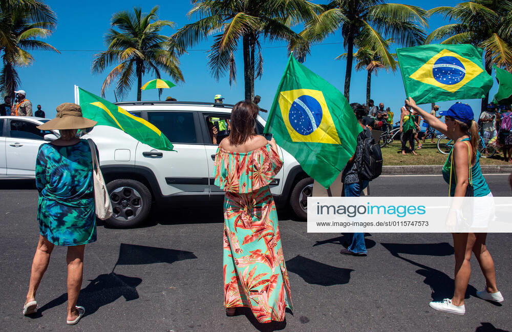 Brazilian President Anniversary RIO DE JANEIRO, BRAZIL, MAR 21: Supporters of Brazilian President Jair Bolsonaro make a demonstration in front of the condominium of his residence in Barra da Tijuca in Rio, to celebrate the 66th anniversary on March 21, 2021. ( Photo by Chico Ferreira Penta Press ) Rio de Janeiro Brazil 6398_235526