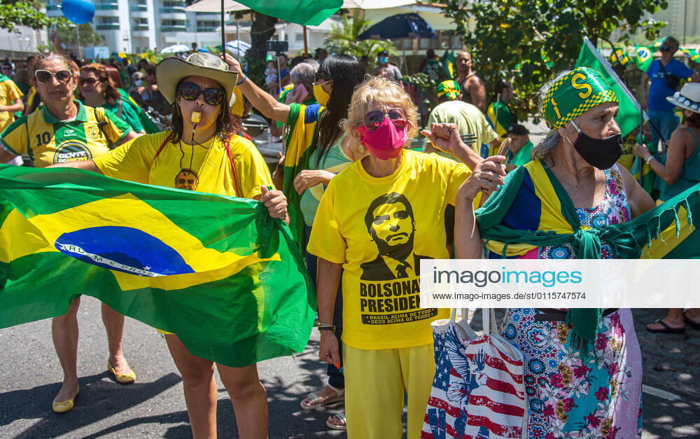 Brazilian President Anniversary RIO DE JANEIRO, BRAZIL, MAR 21: Supporters of Brazilian President Jair Bolsonaro make a demonstration in front of the condominium of his residence in Barra da Tijuca in Rio, to celebrate the 66th anniversary on March 21, 2021. ( Photo by Chico Ferreira Penta Press ) Rio de Janeiro Brazil 6398_235527