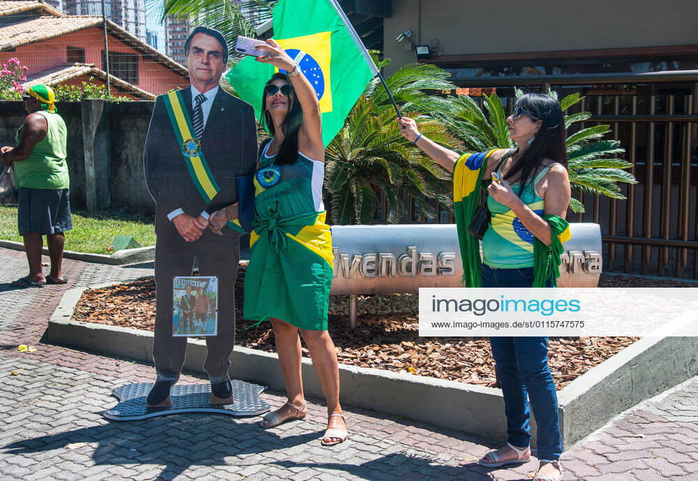 Brazilian President Anniversary RIO DE JANEIRO, BRAZIL, MAR 21: Supporters of Brazilian President Jair Bolsonaro make a demonstration in front of the condominium of his residence in Barra da Tijuca in Rio, to celebrate the 66th anniversary on March 21, 2021. ( Photo by Chico Ferreira Penta Press ) Rio de Janeiro Brazil 6398_235528
