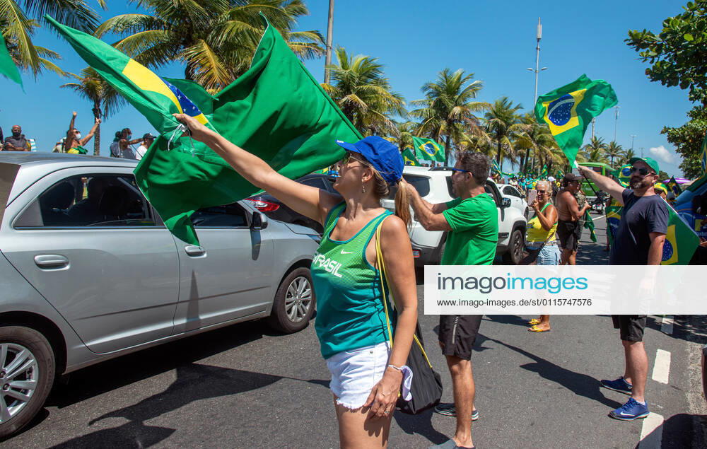 Brazilian President Anniversary RIO DE JANEIRO, BRAZIL, MAR 21: Supporters of Brazilian President Jair Bolsonaro make a demonstration in front of the condominium of his residence in Barra da Tijuca in Rio, to celebrate the 66th anniversary on March 21, 2021. ( Photo by Chico Ferreira Penta Press ) Rio de Janeiro Brazil 6398_235529
