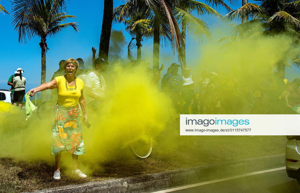 Brazilian President Anniversary RIO DE JANEIRO, BRAZIL, MAR 21: Supporters of Brazilian President Jair Bolsonaro make a demonstration in front of the condominium of his residence in Barra da Tijuca in Rio, to celebrate the 66th anniversary on March 21, 2021. ( Photo by Chico Ferreira Penta Press ) Rio de Janeiro Brazil 6398_235530