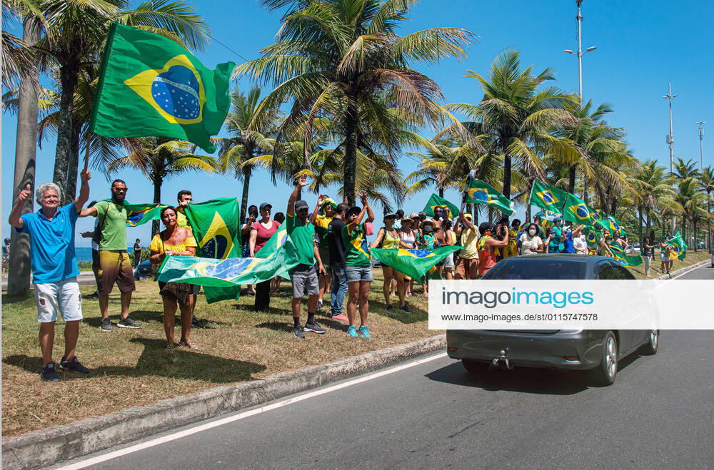 Brazilian President Anniversary RIO DE JANEIRO, BRAZIL, MAR 21: Supporters of Brazilian President Jair Bolsonaro make a demonstration in front of the condominium of his residence in Barra da Tijuca in Rio, to celebrate the 66th anniversary on March 21, 2021. ( Photo by Chico Ferreira Penta Press ) Rio de Janeiro Brazil 6398_235531