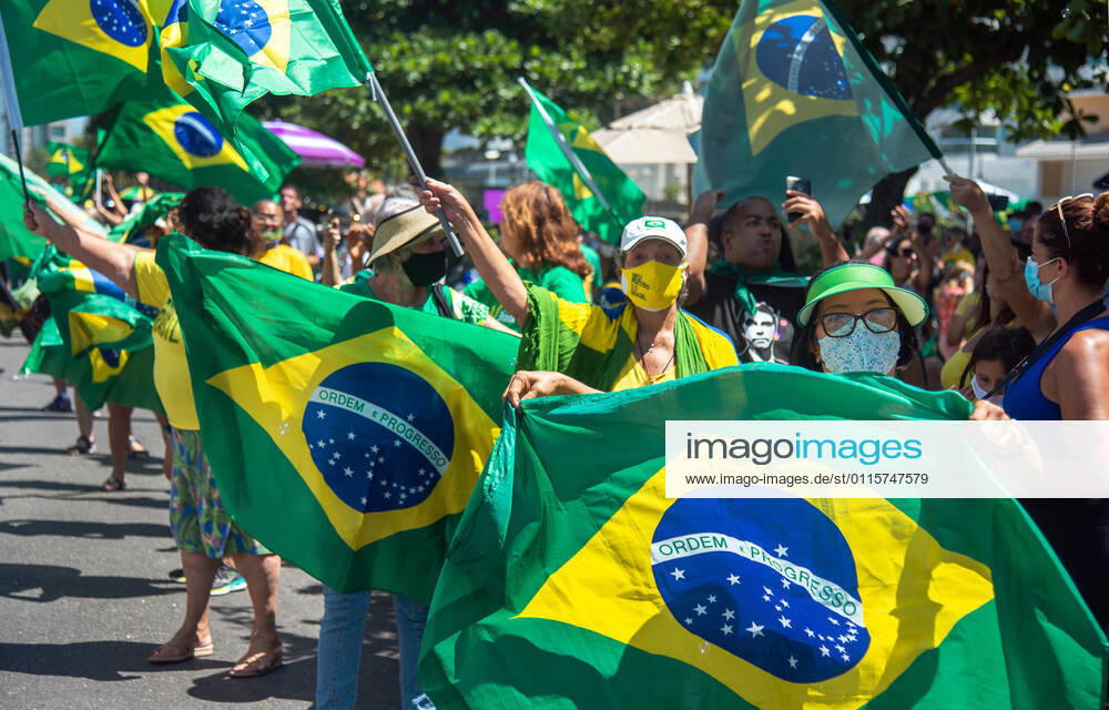 Brazilian President Anniversary RIO DE JANEIRO, BRAZIL, MAR 21: Supporters of Brazilian President Jair Bolsonaro make a demonstration in front of the condominium of his residence in Barra da Tijuca in Rio, to celebrate the 66th anniversary on March 21, 2021. ( Photo by Chico Ferreira Penta Press ) Rio de Janeiro Brazil 6398_235533