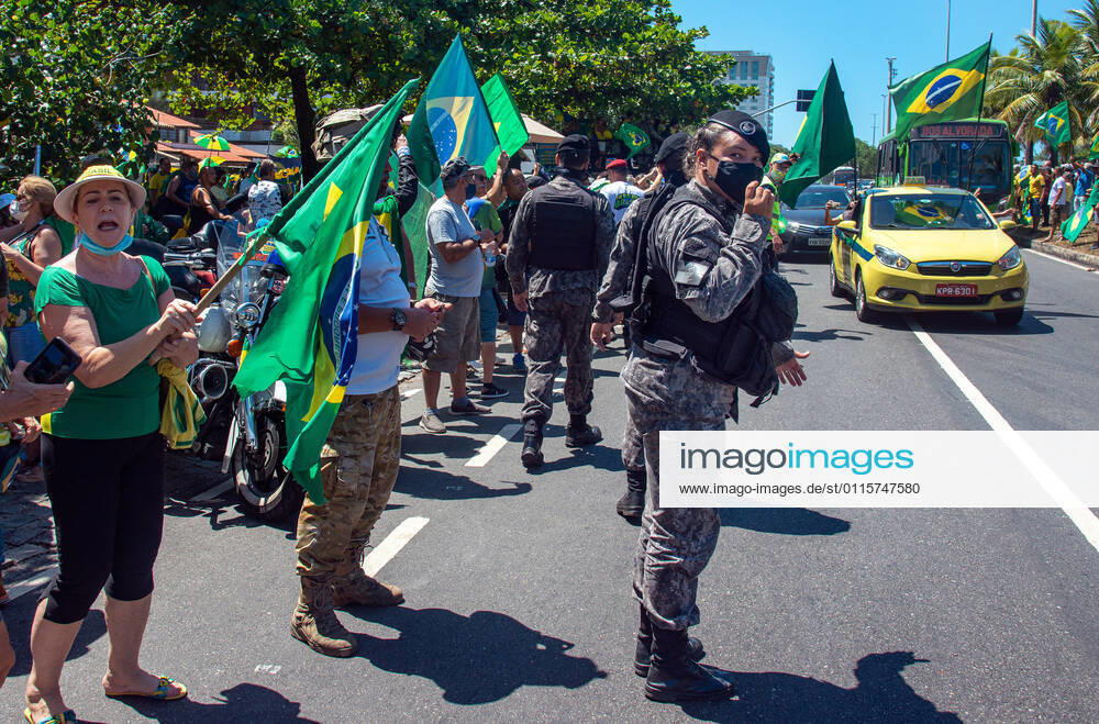 Brazilian President Anniversary RIO DE JANEIRO, BRAZIL, MAR 21: Supporters of Brazilian President Jair Bolsonaro make a demonstration in front of the condominium of his residence in Barra da Tijuca in Rio, to celebrate the 66th anniversary on March 21, 2021. ( Photo by Chico Ferreira Penta Press ) Rio de Janeiro Brazil 6398_235535