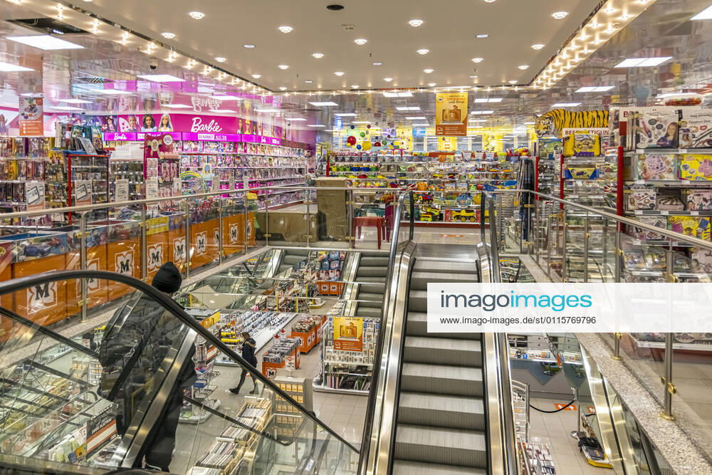 Event Shopping in the drugstore Müller Stuttgart Is this still a drugstore or already a toy store The sales areas for toys are just as large as the area for drugstore articles As a supplier of articles for daily needs, the toy floor may also open despite Corona Lockdown 22 03 2021 DEU, Germany, Baden Württemberg, Stuttgart