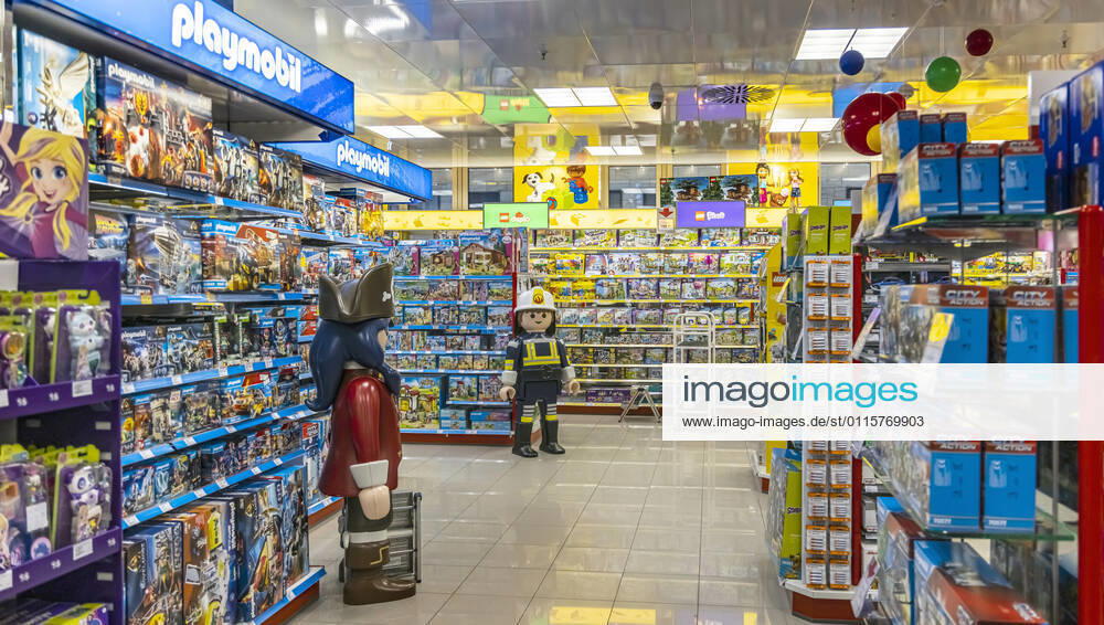 Event Shopping in the drugstore Müller Stuttgart Is this still a drugstore or already a toy store The sales areas for toys are just as large as the area for drugstore articles As a supplier of articles for daily needs, the toy floor may also open despite Corona Lockdown 22 03 2021 DEU, Germany, Baden Württemberg, Stuttgart