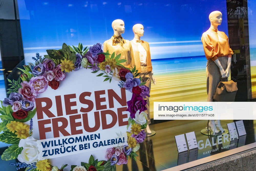 Lockdown goes into the extension Was s that already with the careful shop opening giant joy with Galeria 22 03 2021 DEU, Germany, Baden Württemberg, Stuttgart