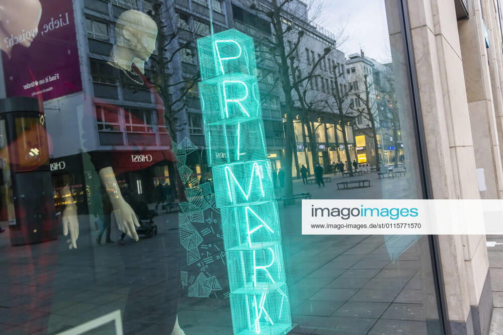 Lockdown goes into overtime Was s that already with the cautious store opening Primark 22 03 2021 DEU, Germany, Baden Württemberg, Stuttgart
