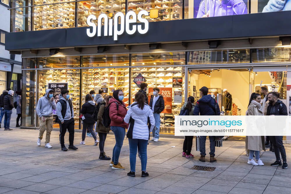 Lockdown goes into the extension Was s that already with the careful store opening Snipes 22 03 2021 DEU, Germany, Baden Württemberg, Stuttgart
