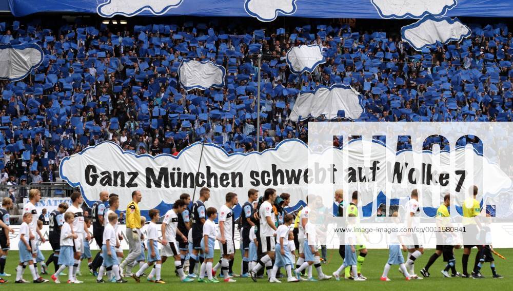 Ganz München schwebt auf Wolke 7 : TSV 1860 München-Fankurve feiert ihre Mannschaft mit einem blau-weissen Transparent Fussball 2. BL München Allianz Arena 29.09.2012 TSV 1860 München