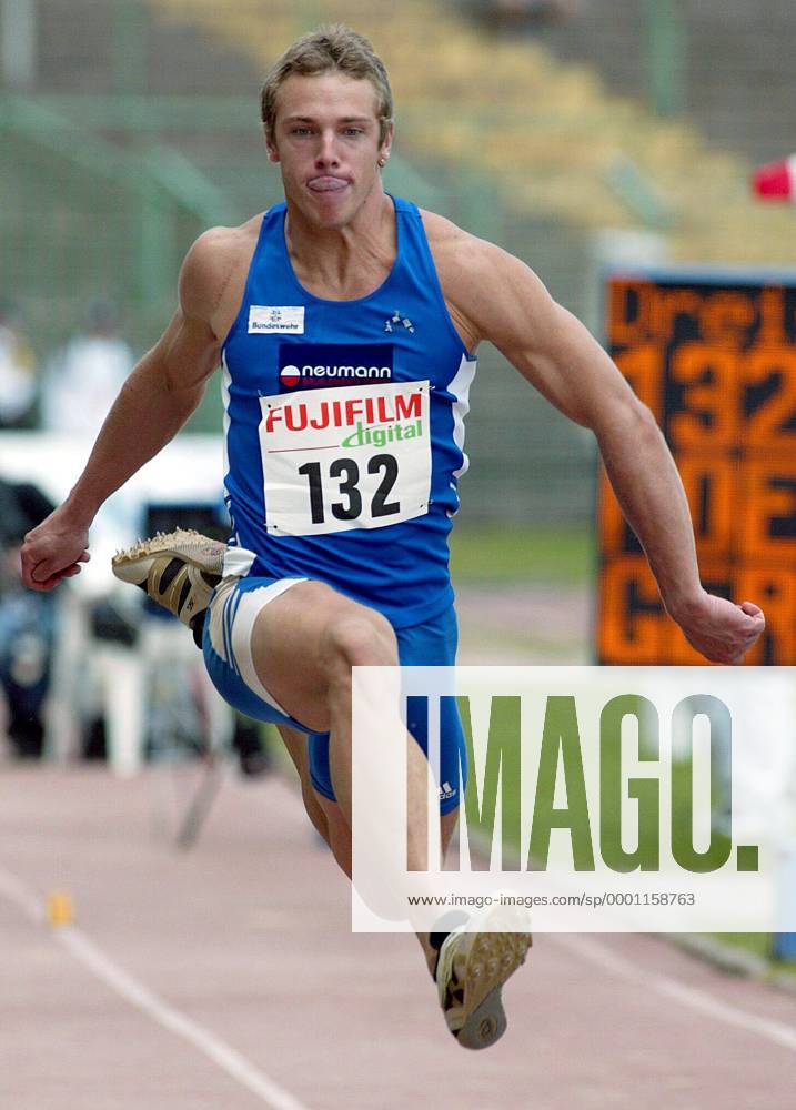 Thomas Moede (Deutschland) - Flugphase Leichtathletik Herren Meeting 2004, Leichtathletikmeeting, Sportfest, Leichtathletiksportfest, Vdig Einzelbild Erfurt