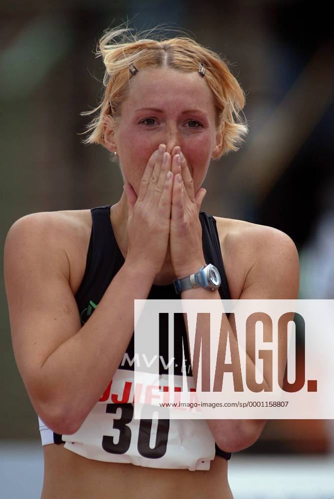 Kirsten Bolm (Deutschland) glücklich Leichtathletik Damen Meeting 2004, Leichtathletikmeeting, Sportfest, Leichtathletiksportfest, Vdig Einzelbild Erfurt Glück, Freude
