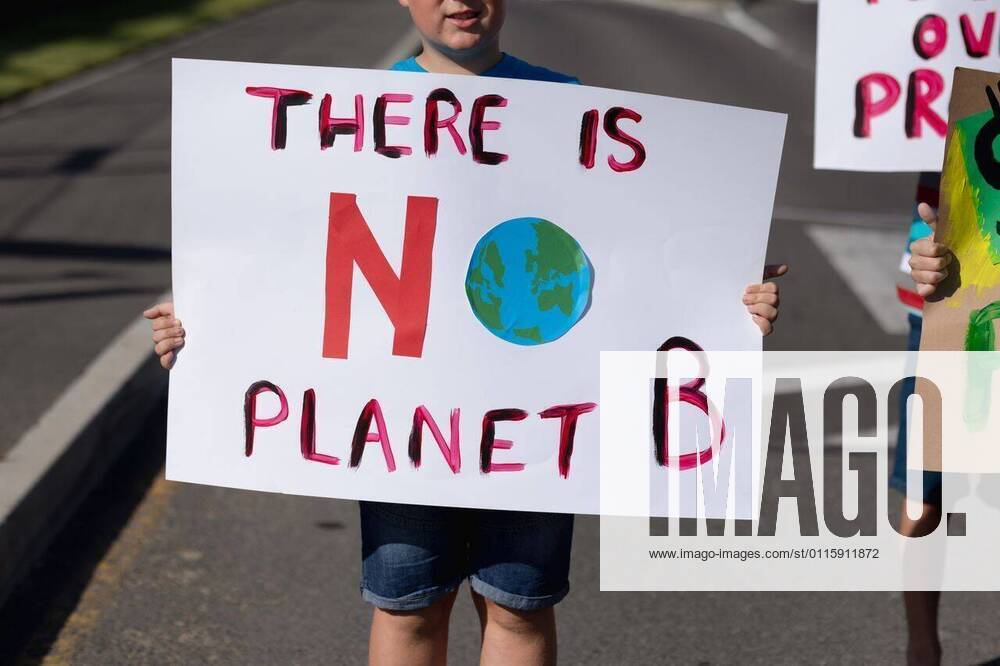 IMAGO Creative: Klimawandel - Umwelterziehung Elementary school boy walking on a protest march Front view mid section of a Caucasian elementary school boy on a protest march, carrying a sign with environmental conservation slogan on it, with his classmates carrying signs beside him walking down a road in the sun, model released, , property released, Cape Town, South Africa, 01.12.2019, 1303597.jpg, people,real people,classmates,school,elementary school,primary school,protest,demonstration,communication,together,interacting,community,society,environmental issues,eco,green,sign,banner,education,student,pupil,information,environment,global warming,climate change,youth,future,concern,global,earth,activism,pollution,ecology,change,conservation,values,holding,marching,walking,slogan,message