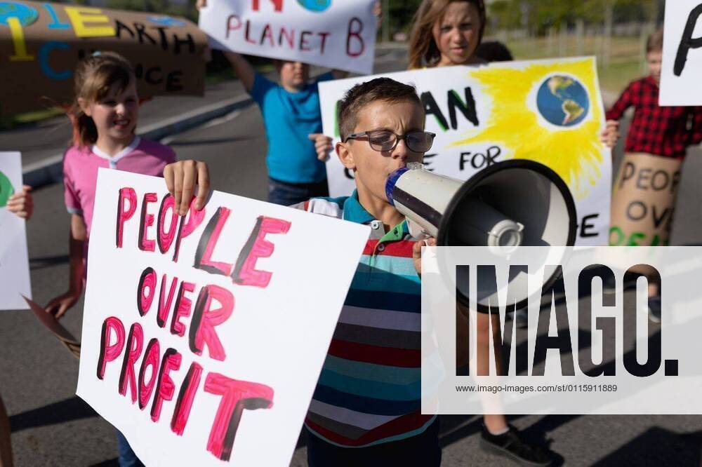 IMAGO Creative: Klimawandel - Umwelterziehung Group of elementary school pupils walking on a protest march Front view of a group of Caucasain elementary school pupils on a protest march, carrying signs with environmental and conservation slogans on them, and a boy wearing glasses in the foreground shouting in a megaphone, model released, , property released, Cape Town, South Africa, 01.12.2019, 1303606.jpg, people,real people,classmates,school,elementary school,primary school,protest,demonstration,communication,together,interacting,community,society,environmental issues,eco,green,sign,banner,education,student,pupil,information,environment,global warming,climate change,youth,future,concern,global,earth,activism,pollution,ecology,change,conservation,values,holding,marching,walking,sloga