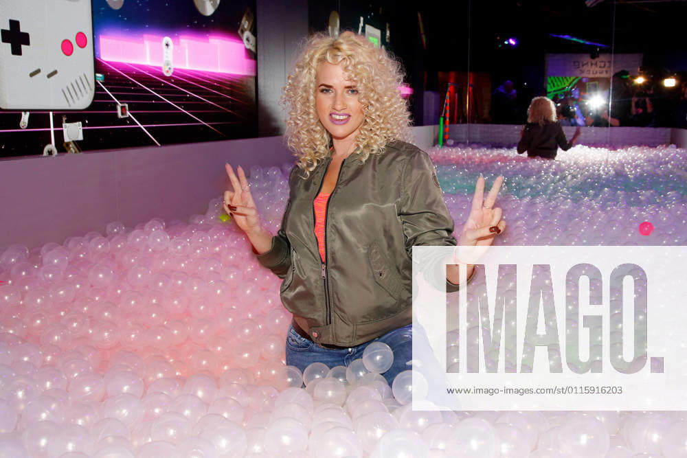 Sarah Knappik in the ball pool at the big 90s neon bash at Madame Tussauds Berlin Madame Tussauds goes pop up under the motto Let s Glow a brand new area at the popular attraction Unter den Linden will be inaugurated on 27 March 2018 40 000 neon balls, a glowing dance floor, a lounge bar and four 90s stars will bring the cult decade to life for three mon