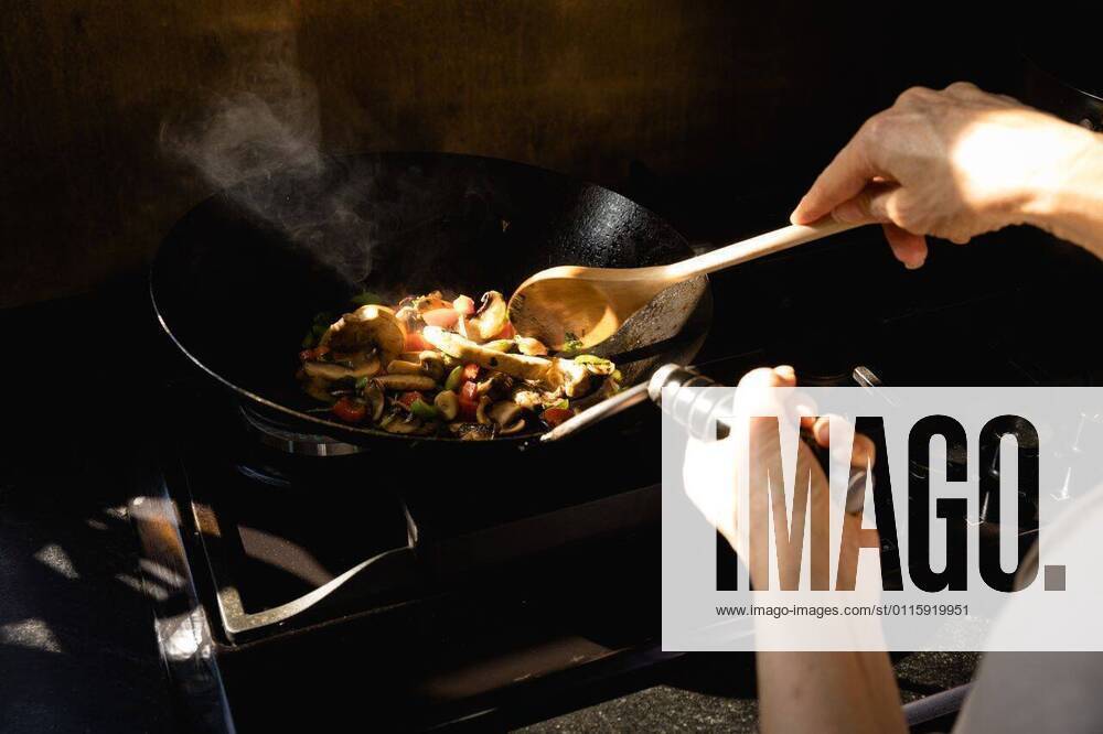 IMAGO Creative: Clickbait, Rezepte und Kochen Caucasian chef making pasta Close up of a Caucasian person at a cookery class, frying vegetables on a frying pan. Active Seniors enjoying their retirement., model released, , property released, Cape Town, South Africa, 05.12.2019, 1317567.jpg, people,vegetables,pan,wok,cooking,work station,chefs whites,uniform,counter top,real people,restaurant,business,food,kitchen,cookery,cuisine,culinary,catering,profession,job,experience,skill,busy,service,professional,confident,work,worker,working,preparation,preparing,making,chef,head chef,class,training,student,teacher,teaching,learning,education,workshop,cook Mature Adult,Woman,Female,Caucasian Indoors,Day